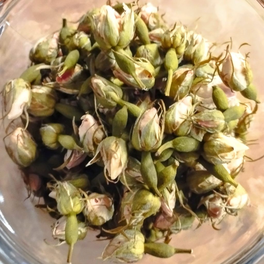 Sposób na delikatnie różany aromat w herbacie: suszone pączki dzikiej&nbsp;róży