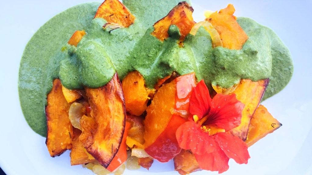 Przepis na obłędną pieczoną dynię z zielonym sosem. Nasturcjowo – pikantnie i zdrowo.