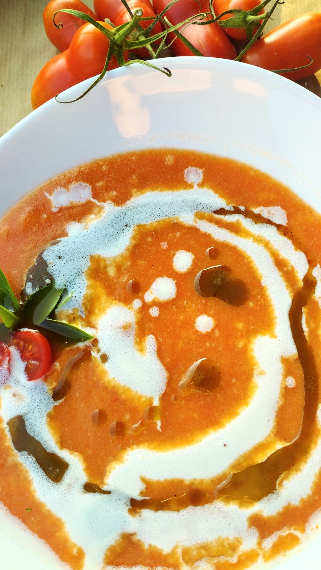 Letni krem z pomidorów i cukinii